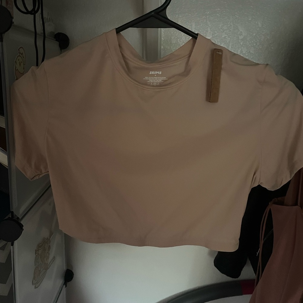 SKIMS essential nude crop NWT